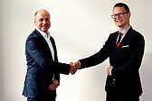 Vlnr: Vizepräsident Dr. Manfred Bachmann gratuliert RA Mag. Ingo Weber zur Eintragung als Rechtsanwalt