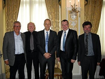 Rechtsanwaltskammerpräsident Dr. Heis gemeinsam mit den Referenten und Moderator Mag. Sommersacher Mag. Markus Sommersacher, Präsident der Österreichischen Ärztekammer Dr. Artur Wechselberger, Präsident der Tiroler Rechtsanwaltskammer Dr. Markus Heis, Landesrat HR Mag. Johannes Tratter und Universitätsprofessor Dr. Karl Weber