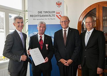 vlnr.: Präsident des Disziplinarrates RA Dr. Andreas König, Träger des Goldenen Ehrenzeichens RA Dr. Bernhard Schön, Präsident der Tiroler Rechtsanwaltskammer RA Dr. Markus Heis und Präsident des Oberlandesgerichtes Innsbruck Dr. Klaus Schröder Foto: Sandra Blaunstein/Die Fotografen 