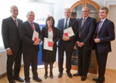 Julia Hammerle v.l.n.r. Präsident der Tiroler Rechtsanwaltskammer RA Dr. Markus Heis, RA Dr. Hermann Rieder, RA Dr. Katharina Moritz, RA Dr. Eckart Söllner, Präsident des OLG-Innsbruck Dr. Klaus Schröder und Präsident des Disziplinarrates RA Dr. Andreas König