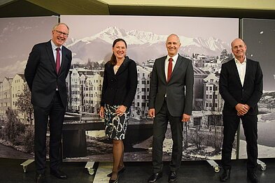 Das neue Präsidium gemeinsam mit dem Ehrenpräsidenten v.l: Vizepräsident Dr. Markus Skarics, Präsidentin Dr. Birgit Streif, Ehrenpräsident Dr. Markus Heis und Vizepräsident Dr. Manfred Bachmann Foto: TRAK/Lentner